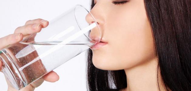 أهمية شرب الماء في النظام الغذائي وتأثيره على وظائف الجسم 2 فوائد شرب الماء بكثرة للبشرة